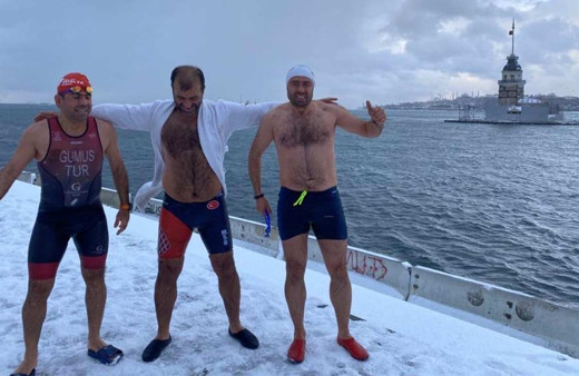 Üsküdar'da kar yağışı altında denize atlayarak yüzdüler