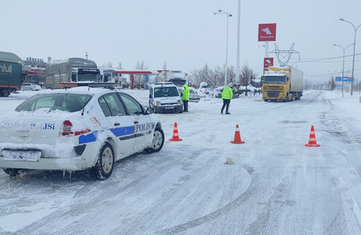 Kardan şehirler arası yollar kapandı Adana, Konya, Antalya, Ankara yolu durdu
