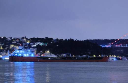Rusya’dan gelen tonlarca ayçiçeği yağı yüklü gemi İstanbul Boğazı’na ulaştı