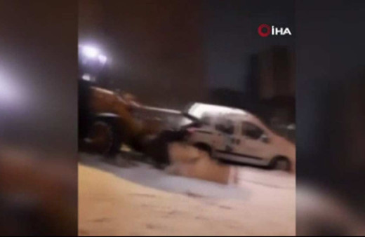 Kağıthane'de karlı yolu açmaya çalışan iş makinesi araçlara çarparak durabildi
