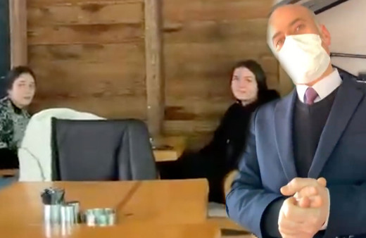 Üsküdar’da kafede oturan sevgililere ‘fazla yakınlaşmayın' uyarısı olay!