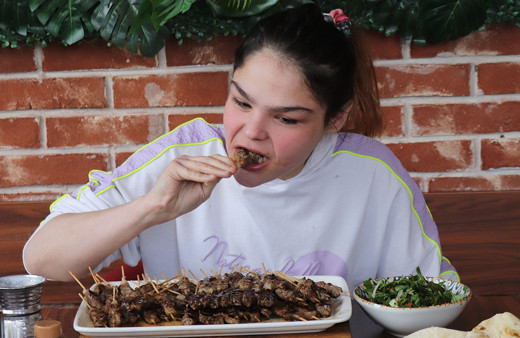 Denizli'de gelin balayına gitmek yerine 255 adet çöp şiş yiyip 26 bin lira kazandı