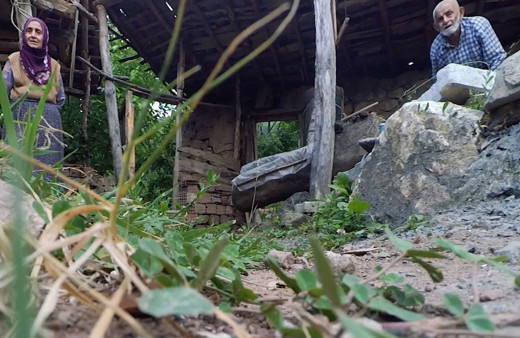 Uzaydan Tokat'taki bahçeye düştü! Yaşlı çift 'patlayacak mı?' diye köyün imamını çağırdı