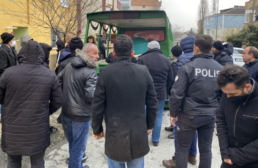 İstanbul Büyükçekmece'de korkunç olay! Babasını öldürüp başında polisi bekledi