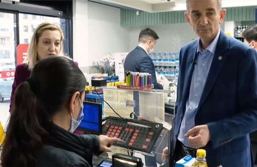 Muhalefet işte böyle yapılır! 'Asgari Ücretli' İYİ Parti Milletvekili Ümit Dikbayır, markette kasada kaldı