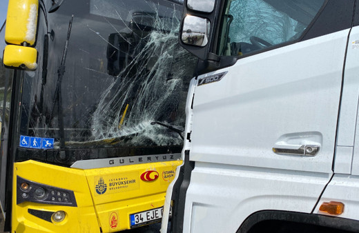 İstanbul'da İETT otobüsü TIR ile kafa kafaya çarpıştı! Şoför hastanelik oldu