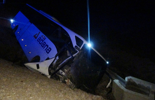 Adana'da yolcu otobüsü devrildi! 4'ü ağır çok sayıda yaralı var