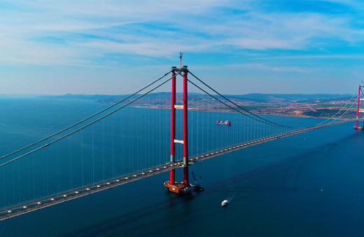 Dünyanın en uzun orta açıklıklı asma köprüsü ile kıtaları aşıyoruz