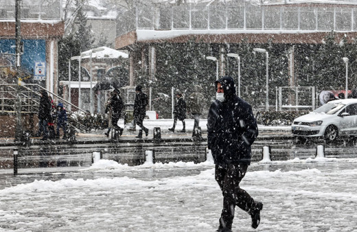 İstanbul acayip bir kar fırtınasına tutuldu Ali Yerlikaya 'acil eve dönün' çağrısı yaptı