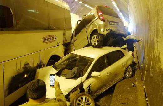 Bolu Dağı Tüneli'nde çok sayıda araç birbirine girdi tünelde can pazarı kuruldu