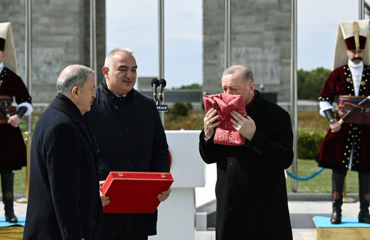 Cumhurbaşkanı Erdoğan öperek teslim aldı! İşte 129 yıllık o sancağın hikayesi