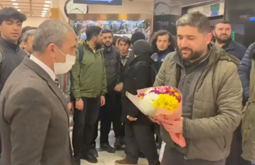 Üsküdar'da kafede sevgililere müdahale olay olmuştu! O garson çiçekle ödüllendirildi