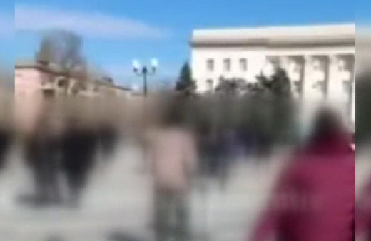 İşgal karşıtları Ukrayna bayraklarıyla meydana çıktı! Rus polisi ateş açtı