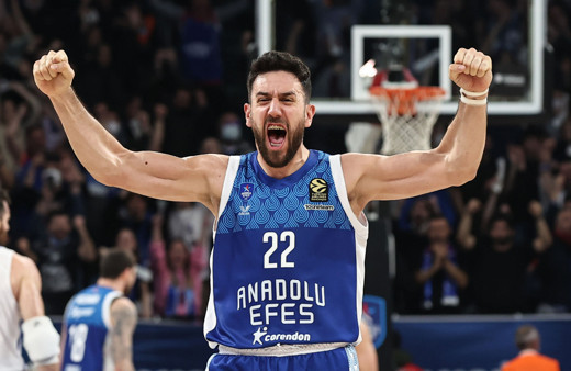 Anadolu Efes son çeyrekte döndü! Real Madrid'i eli boş gönderdi