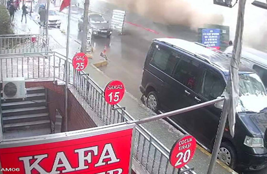 Avcılar'da 5 katlı bina çöktü çevredekiler ölümden döndü o anlar kamerada