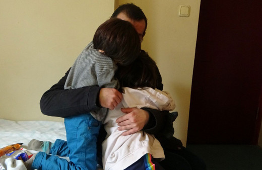 İstanbul'da vicdansız anne 3 çocuğunu ve eşini bırakıp komşusuyla kaçtı!