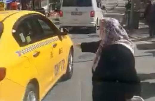 İstanbul’da yaşlı kadın taksiye binebilmek için yalvardı! Kısa mesafe diye almadılar