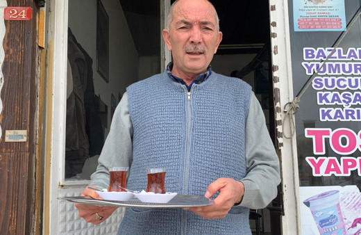 'Geçinemiyorum' diyen MHP'li belediye başkanı çaycı oldu! Günlük 60 TL'ye çalışıyor: 8 bin lira maaş alıyoruz sanıyorlar