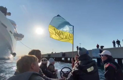 Putin'in dostu Roman Abramoviç'e Türkiye'de protesto şoku! Sahil güvenlik harekete geçti