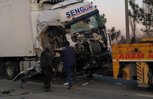 Konya'da kontrolden çıkan TIR ortalığı savaş alanına çevirdi