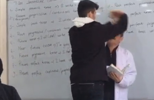 Derste öğretmenin yüzünü avuçladı! Tepki yağan görüntülere soruşturma başlatıldı