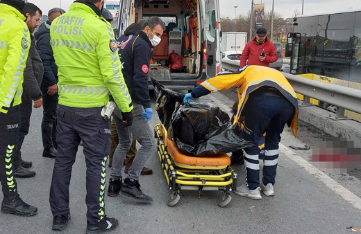 E-5'te feci kaza! Hafriyat kamyonu eceli oldu metrelerce sürükledi