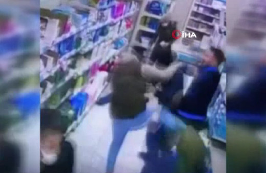 A101'de şeker dayağı marketten torbalarla şeker almalarına itiraz edilince...