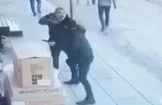 Düzce'de sokakta husumetlisinin peşinden silahla koştu! Sesi duyan ayırmaya çalıştı