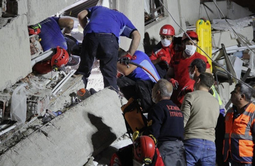 İzmir depreminde 30 kişiye mezar olmuştu: Mahkeme başkanının sözleri gerginlik yarattı: Şov yapmayın