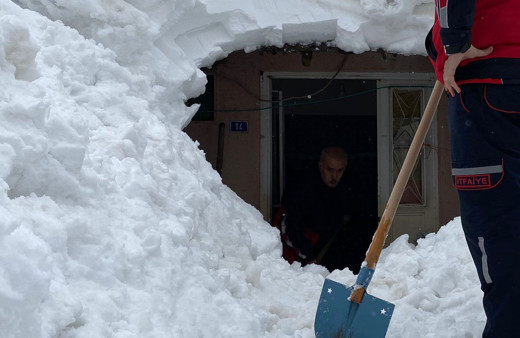 Kar kütleleri evi resmen yuttu! Aile mahsur kaldı inanılmaz görüntü