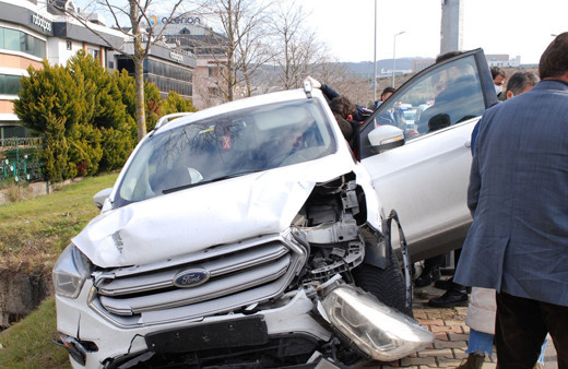 İstanbul'da trafiği altüst eden kaza! 5 araç karıştı yaralılar var