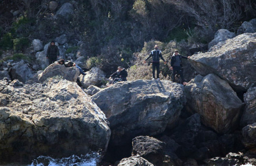 Yunanistan'ın ölüme ittiği göçmenlerin botu karaya sürüklendi