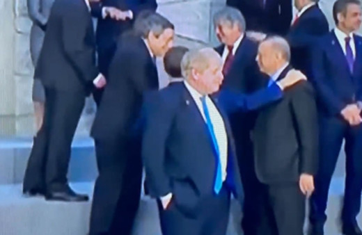 İngiltere Başbakanı Boris Johnson'ın NATO Zirvesi'ndeki görüntüleri olay oldu