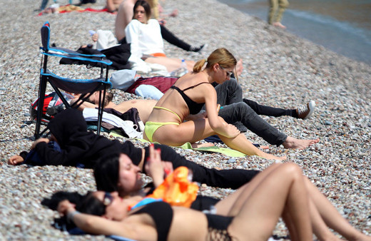 Güneş yüzünü gösterdi sahiller doldu taştı! Sıcaklık 20 dereceyi aşınca deniz sezonu açıldı