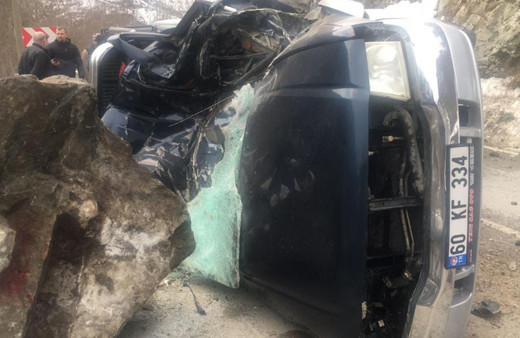 Trabzon'da kaya parçası otomobilin üzerine düştü; 4 ölü