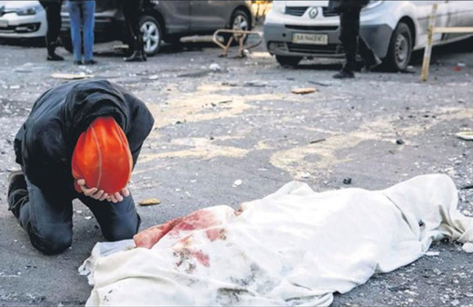 Savaşın en acı veda öpücüğü! Ruslar, hayalet şehir Mariupol’e girdi yüzlerce sivil öldürüldü