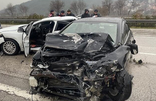 İki otomobil çarpıştı:1 polis memuru hayatını kaybetti