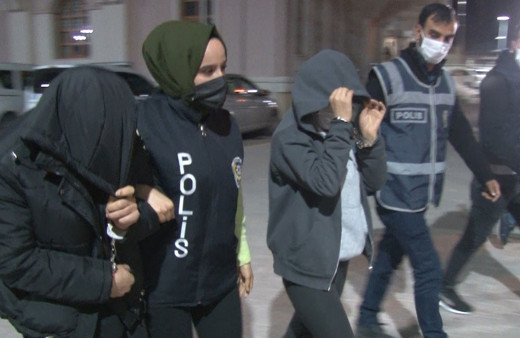 Koca gece duvarı delip soygun yaptı karısı gündüz altınları kuyumcuda sattı