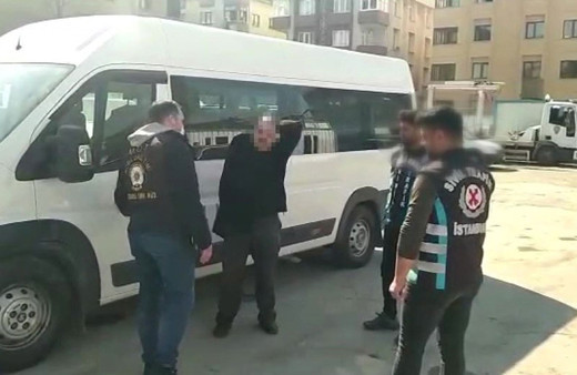 İstanbul’da inanılmaz olay! Tek kollu sürücü okul servisini kullanırken yakalandı