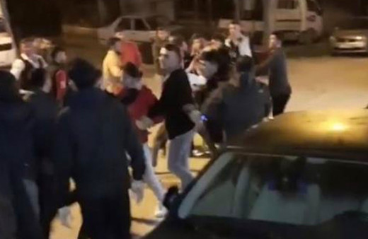 Düğün sonrası iki grup birbirine girdi yumrukların havada uçuştuğu anlar kamerada