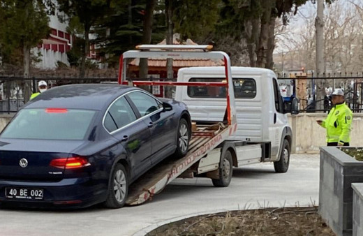 Alacağını alamayan işçi Kırşehir Belediyesinin makam aracını haczettirdi