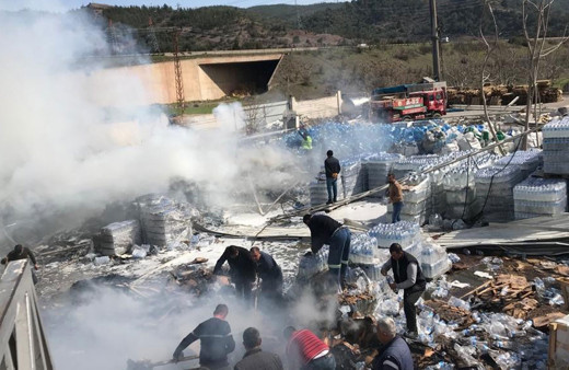 Su fabrikasındaki yangına pet şişeyle müdahale