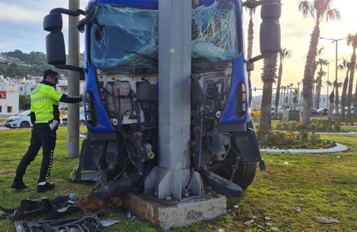 Muğla'da feci kaza! Kamyonet kontrolden çıktı direğe çarptı: İşte o anlar...