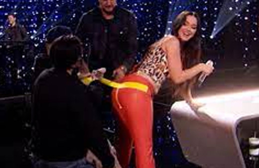 Ünlü şarkıcı Katy Perry'nin sahnede şarkı söylerken pantolonu patladı