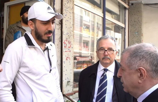 Ümit Özdağ'ın Esenyurt'ta Suriyeli gençle diyaloğu