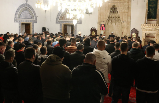 Balkan Müslümanları ilk teravih için camilere akın etti