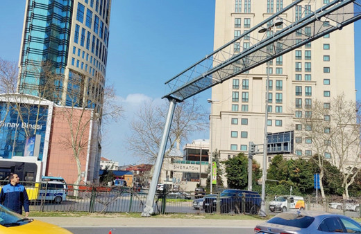 Devrilme tehlikesi var! İstanbul'da panik en işlek yol trafiğe kapatıldı