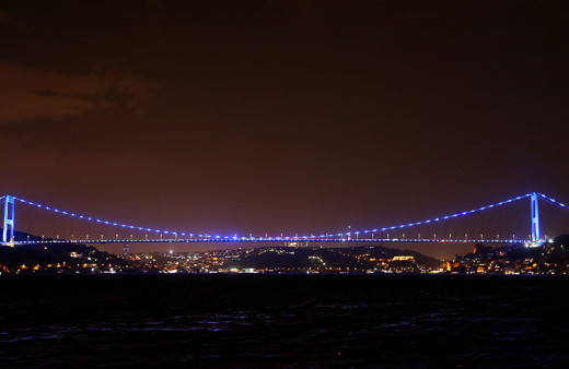 FSM Köprüsü, otizme dikkati çekmek için ışıklandırıldı