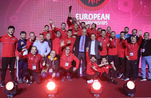 Güreşte 7'si altın 17 madalya! Avrupa'da tarih yazdık