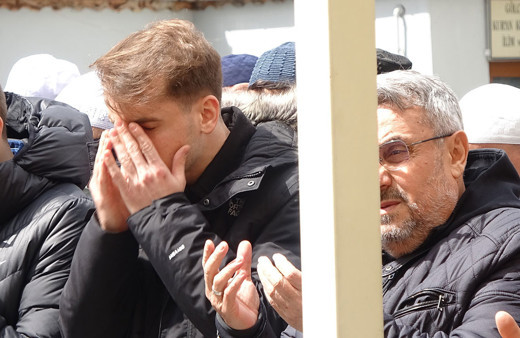 Galatasaray'ın yıldızı Kerem Aktürkoğlu maç bitince acı haberi almıştı! Kerem babaannesini toprağa verdi